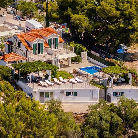 Villa Julia With Heated Pool, Ideal For Large Groups 밀나 외부 사진