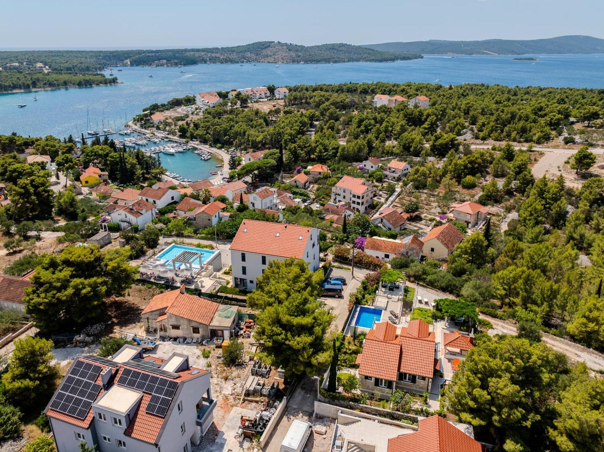 Villa Julia With Heated Pool, Ideal For Large Groups 밀나 외부 사진
