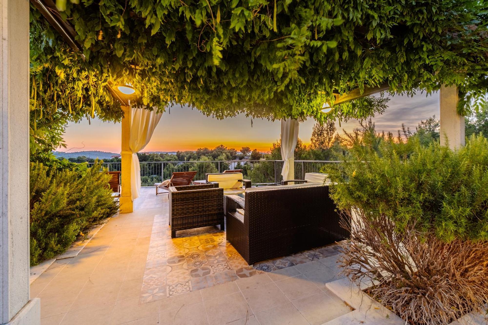 Villa Julia With Heated Pool, Ideal For Large Groups 밀나 외부 사진