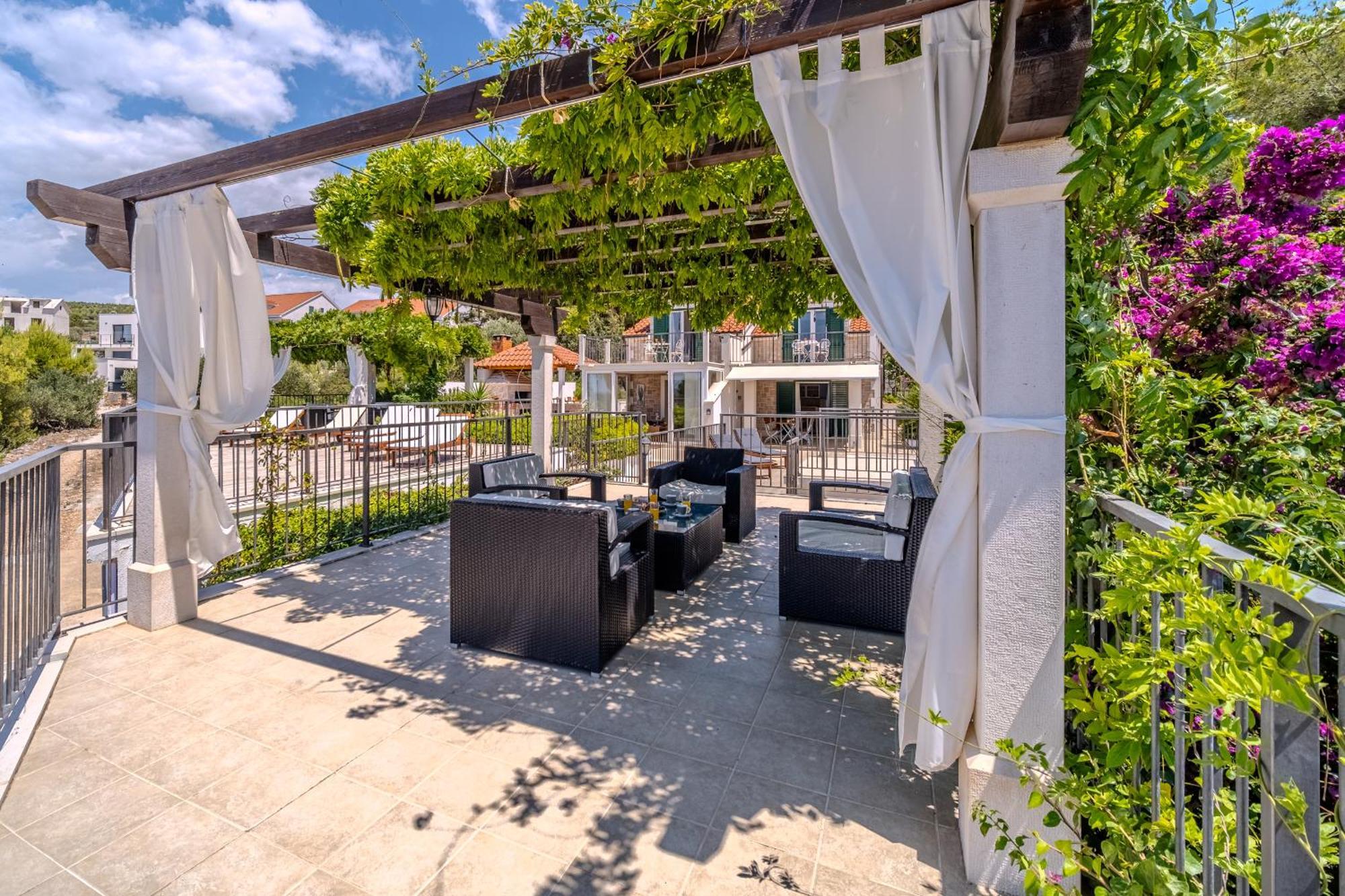 Villa Julia With Heated Pool, Ideal For Large Groups 밀나 외부 사진