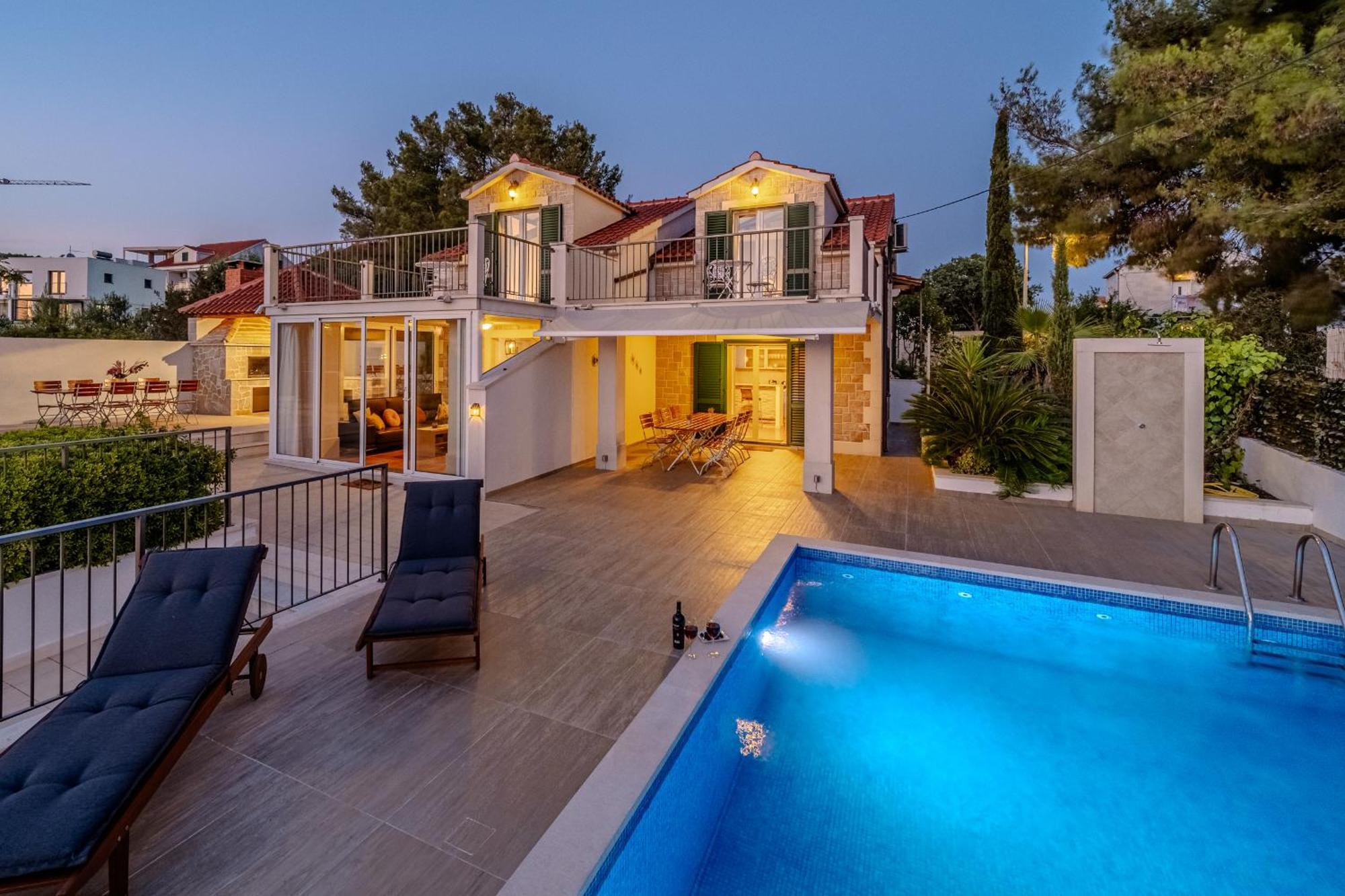 Villa Julia With Heated Pool, Ideal For Large Groups 밀나 외부 사진