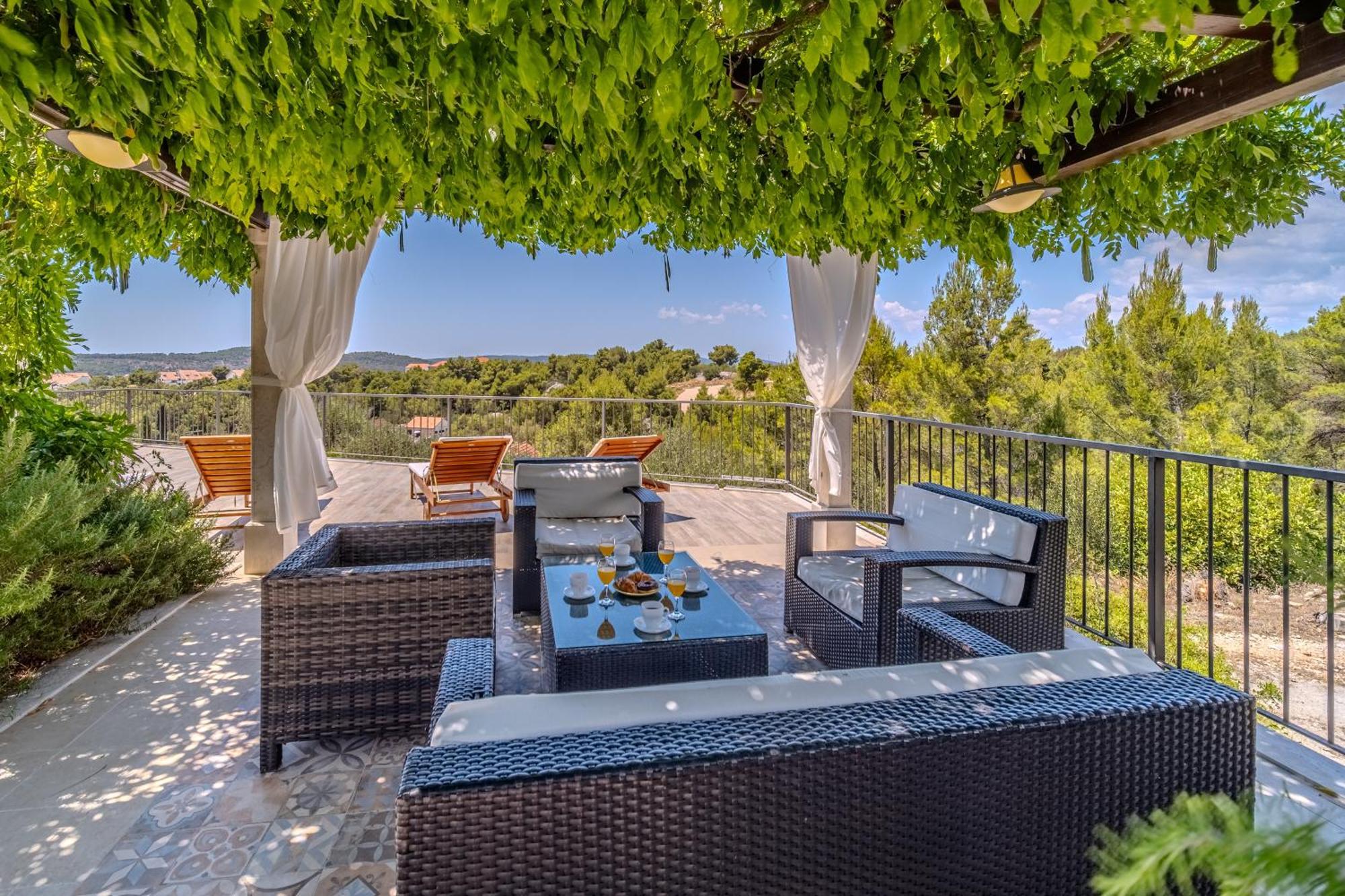 Villa Julia With Heated Pool, Ideal For Large Groups 밀나 외부 사진