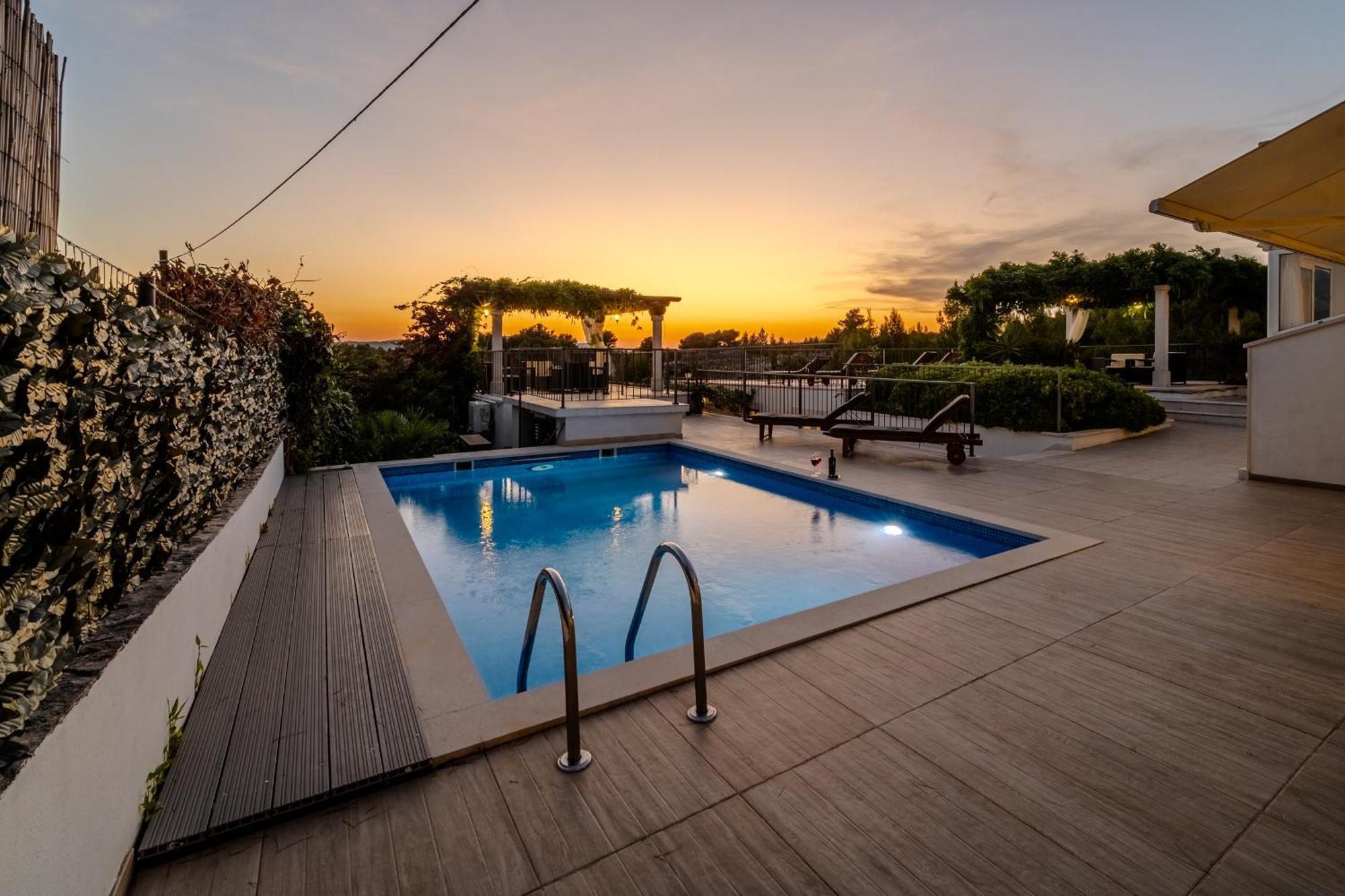 Villa Julia With Heated Pool, Ideal For Large Groups 밀나 외부 사진