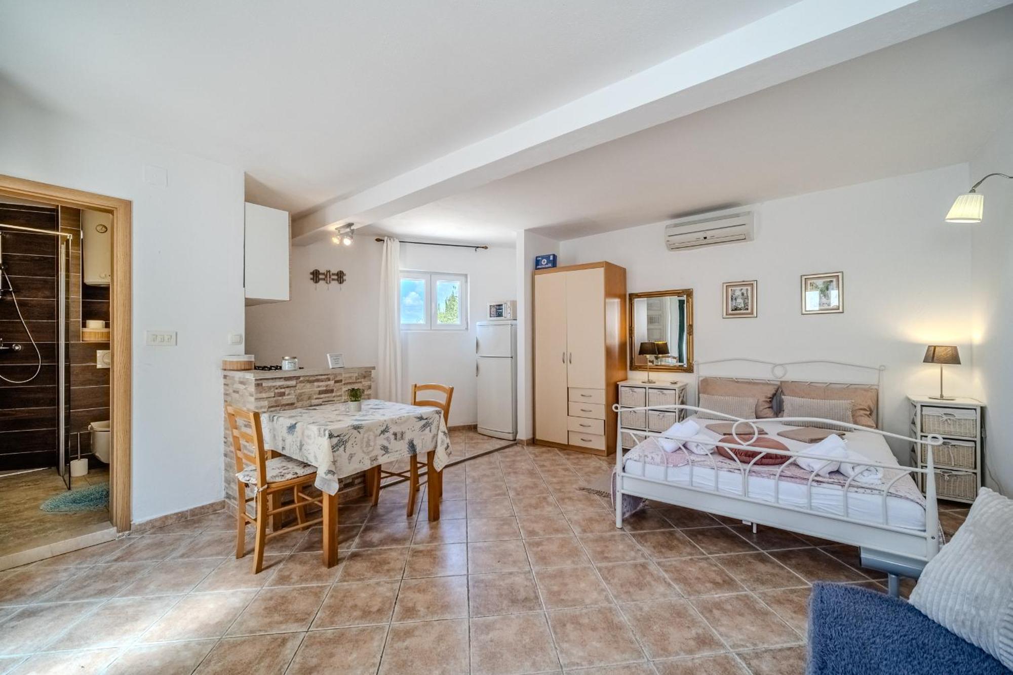 Villa Julia With Heated Pool, Ideal For Large Groups 밀나 외부 사진