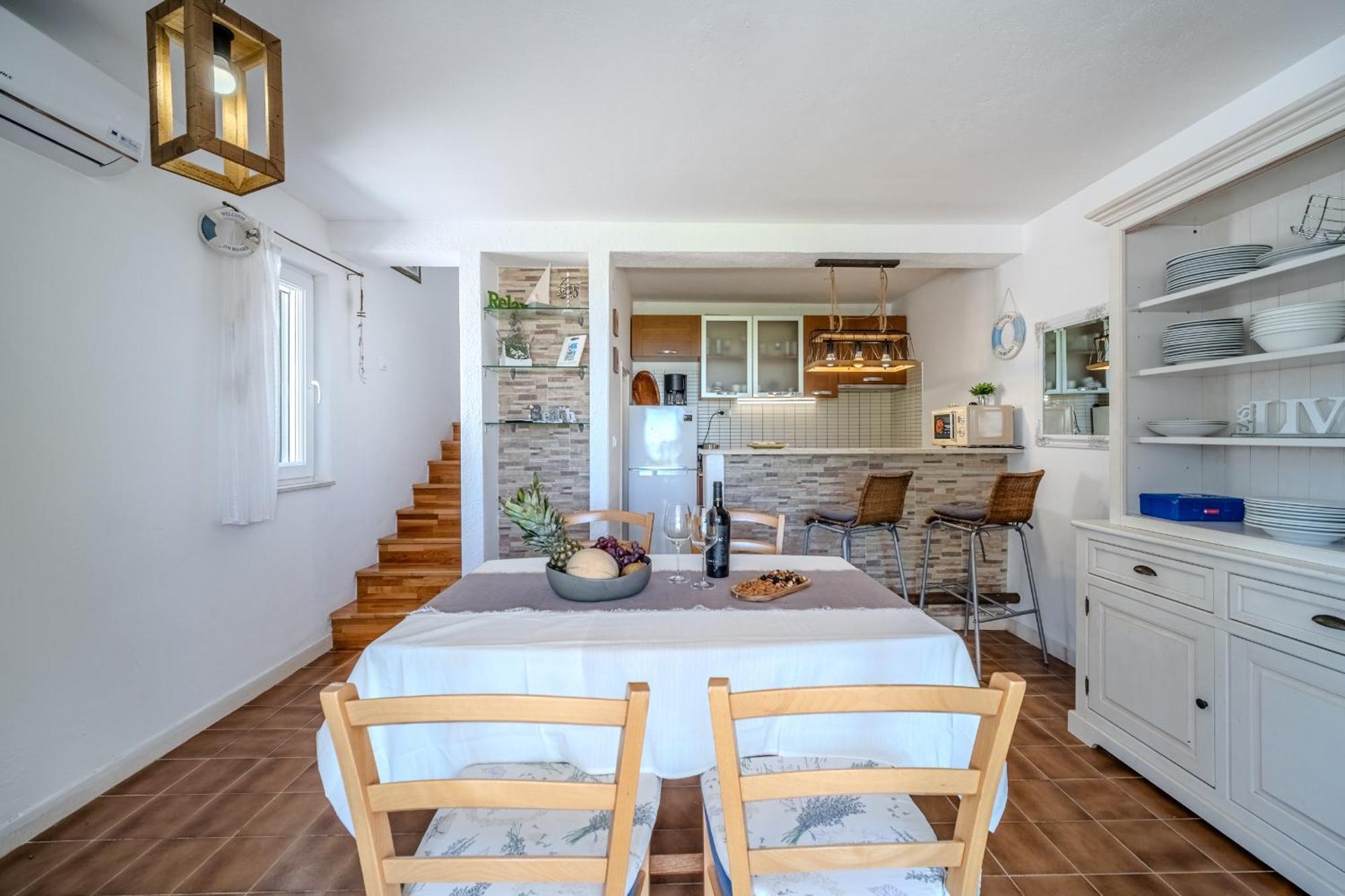 Villa Julia With Heated Pool, Ideal For Large Groups 밀나 외부 사진