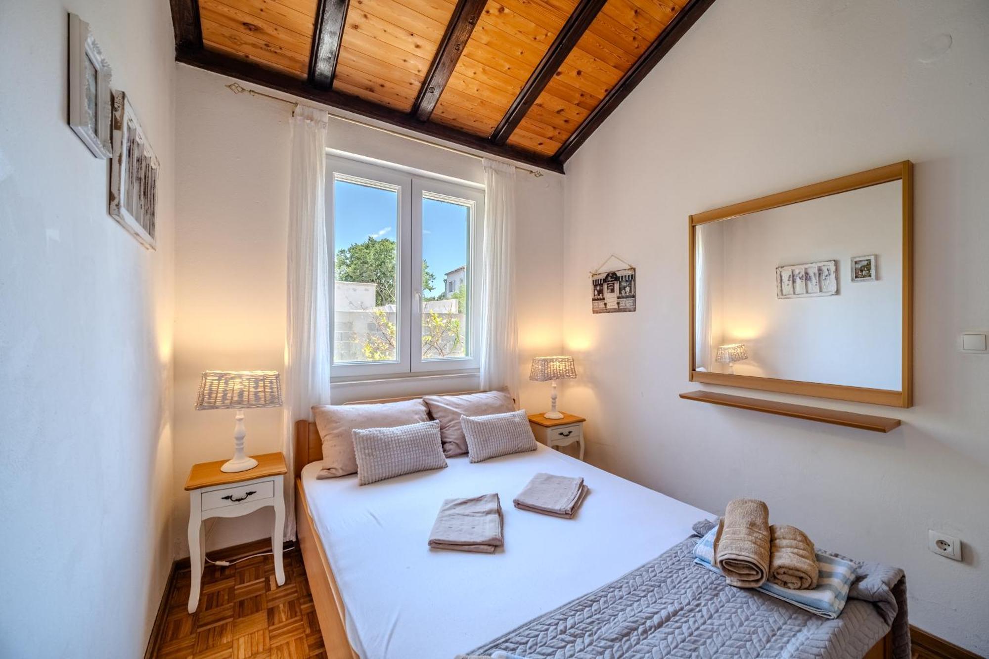 Villa Julia With Heated Pool, Ideal For Large Groups 밀나 외부 사진