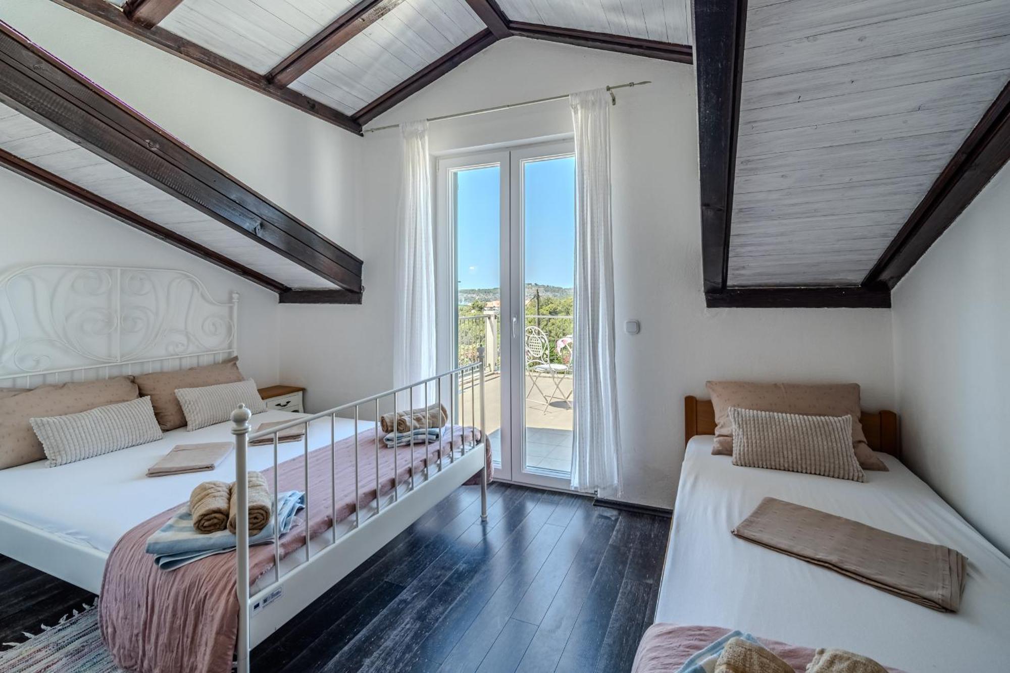 Villa Julia With Heated Pool, Ideal For Large Groups 밀나 외부 사진