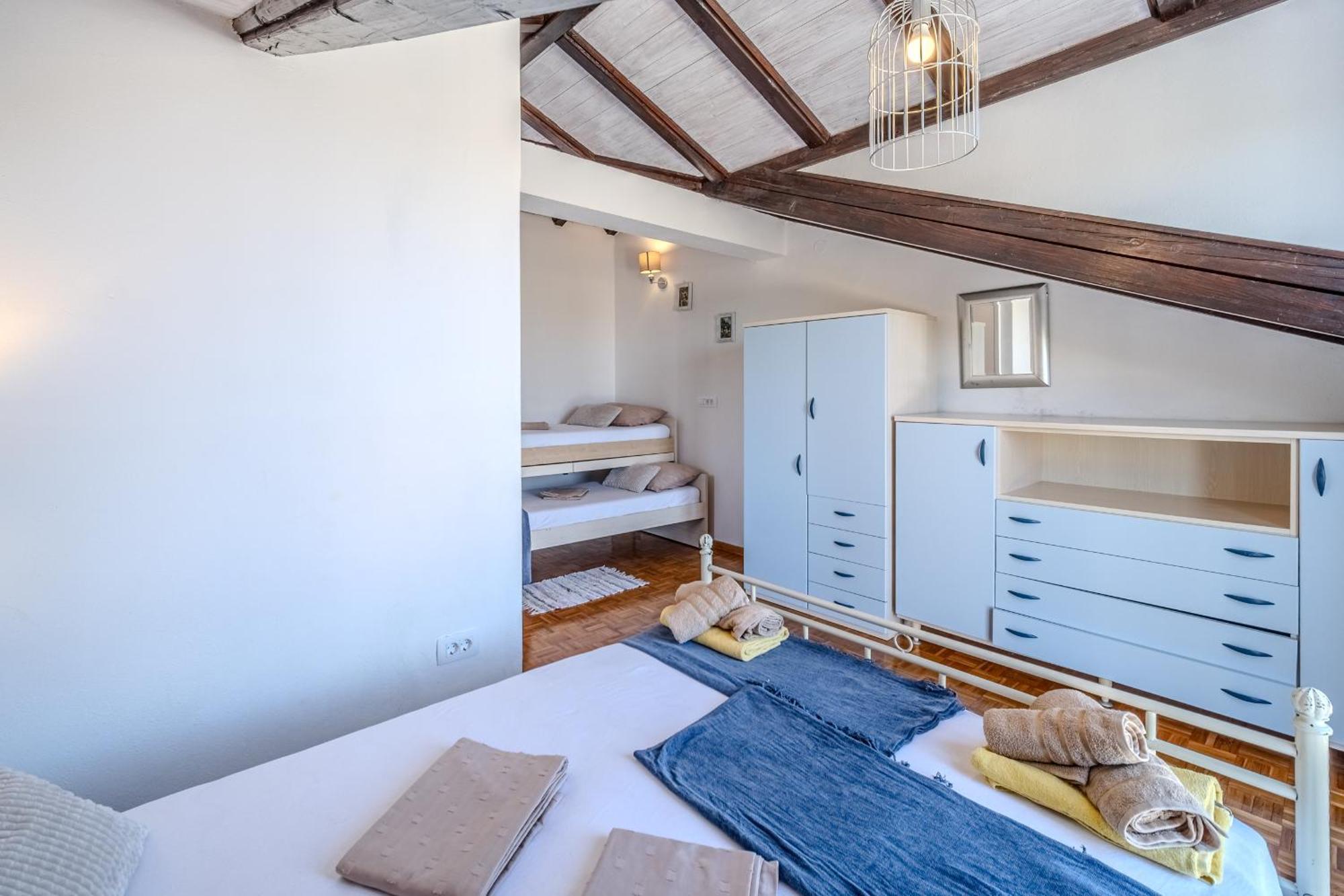 Villa Julia With Heated Pool, Ideal For Large Groups 밀나 외부 사진