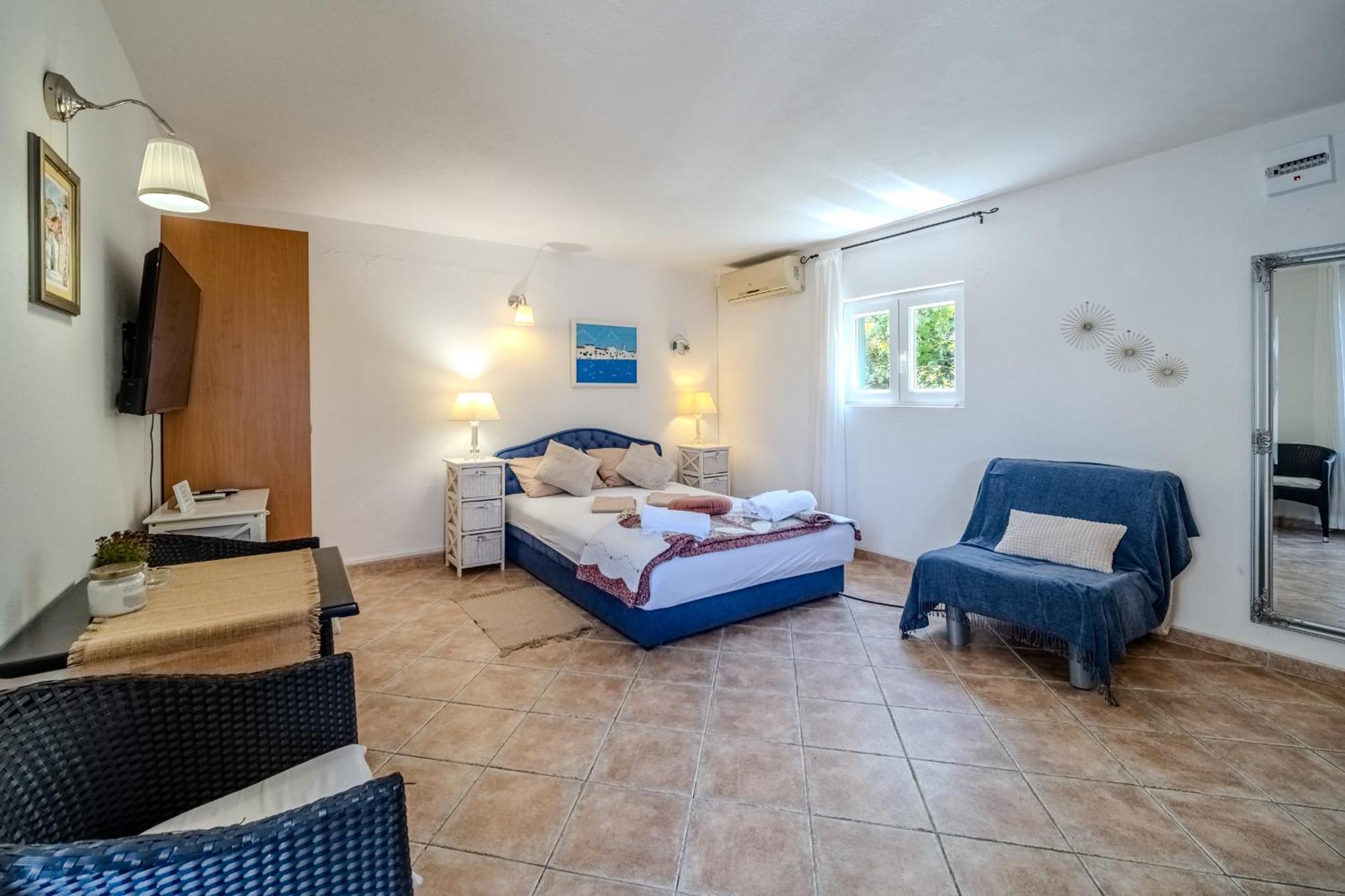 Villa Julia With Heated Pool, Ideal For Large Groups 밀나 외부 사진